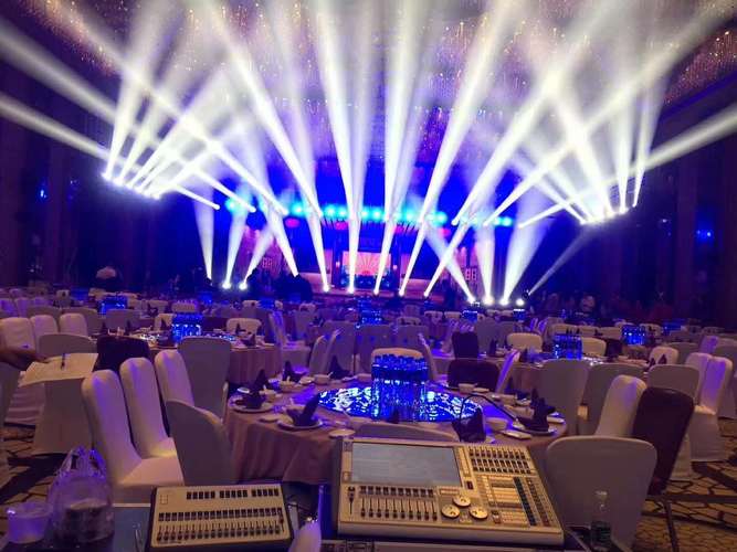 舞台灯光设备核心 240控台与多元化灯具的协同艺术